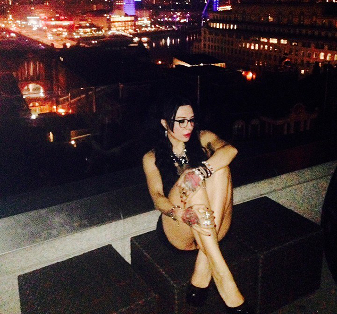 Asa s-a pozat DJ Wanda pe acoperisul unui hotel din Anglia