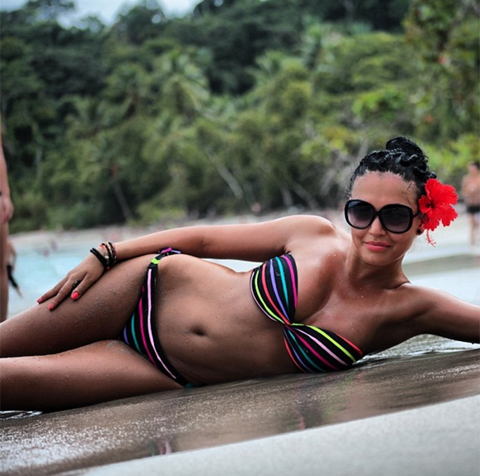 Andreea arata fabulos, tolanita pe nisipul fierbinte din SUA