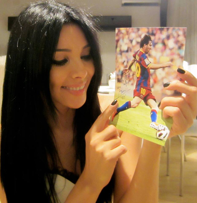 Desi tine cu Real Madrid, Corina sa mandreste cu autograful primit de la Leo Messi