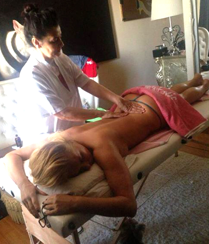 Blonda s-a pozat in tanga, fara sutien