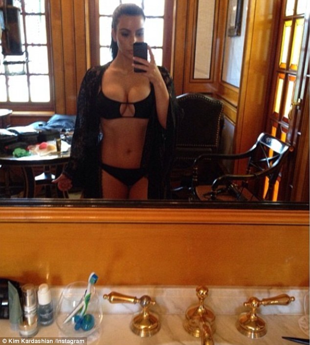 Kim Kardashian in costumul de baie al surorii tale