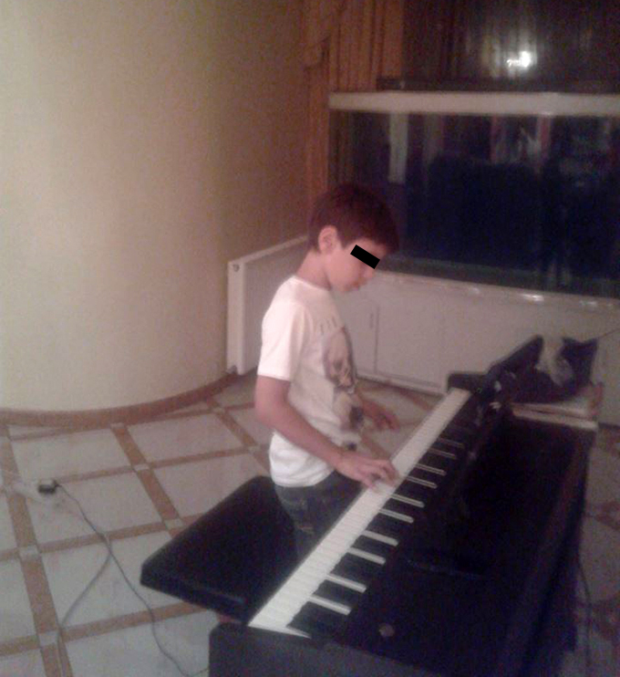 Daniel Stoian este as la pianina