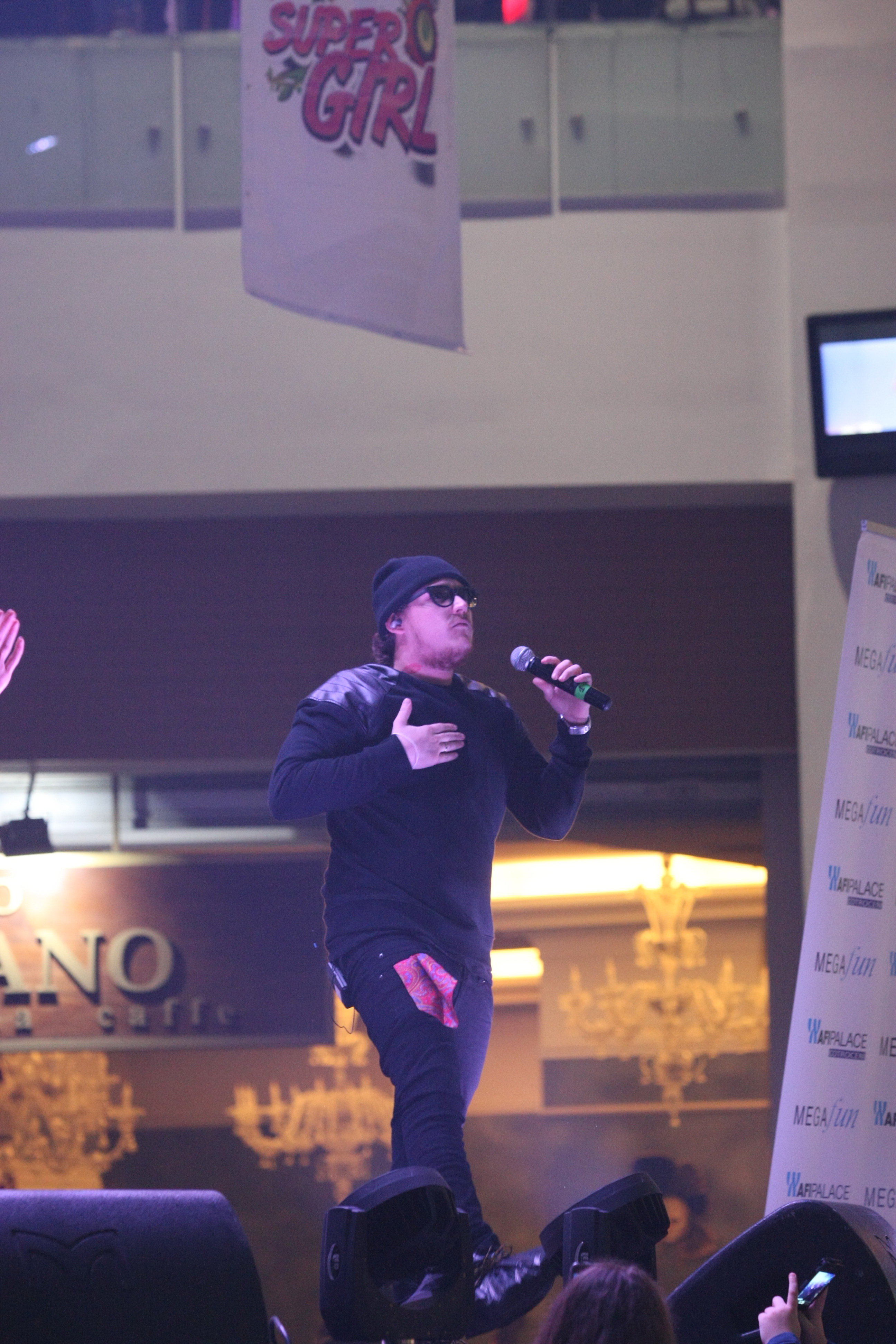 De Ziua Femeii, What's Up a cantat cu piciorul intr-o punga