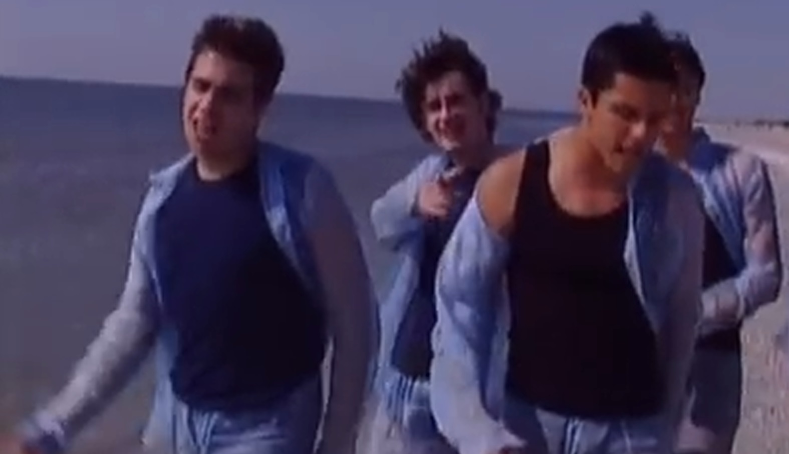 In acele vremuri tinerii erau asaltati de sute de fane