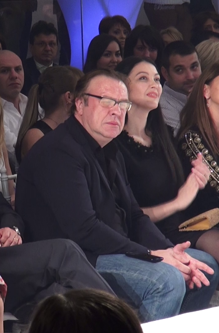 Artistul priveste plictisit catre modelel care defilau