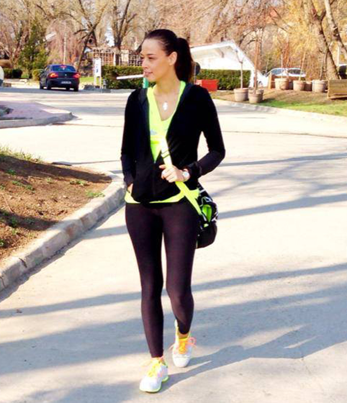 Andreea iese nemachiata din casa