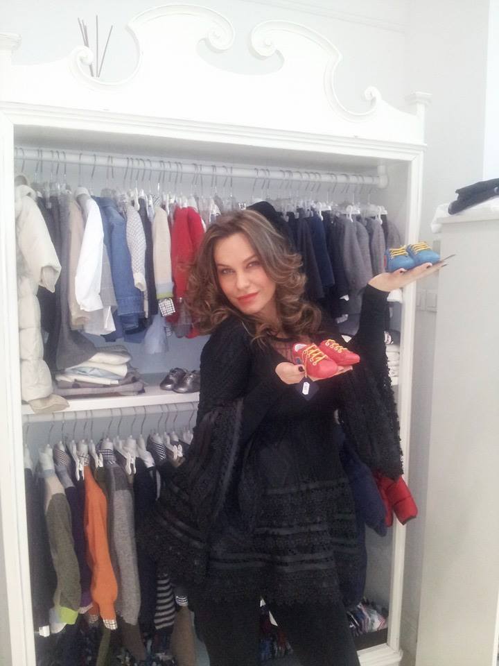 Solista colinda magazinele pentru a-i cumpara bebelusulu sau toate cele necesare