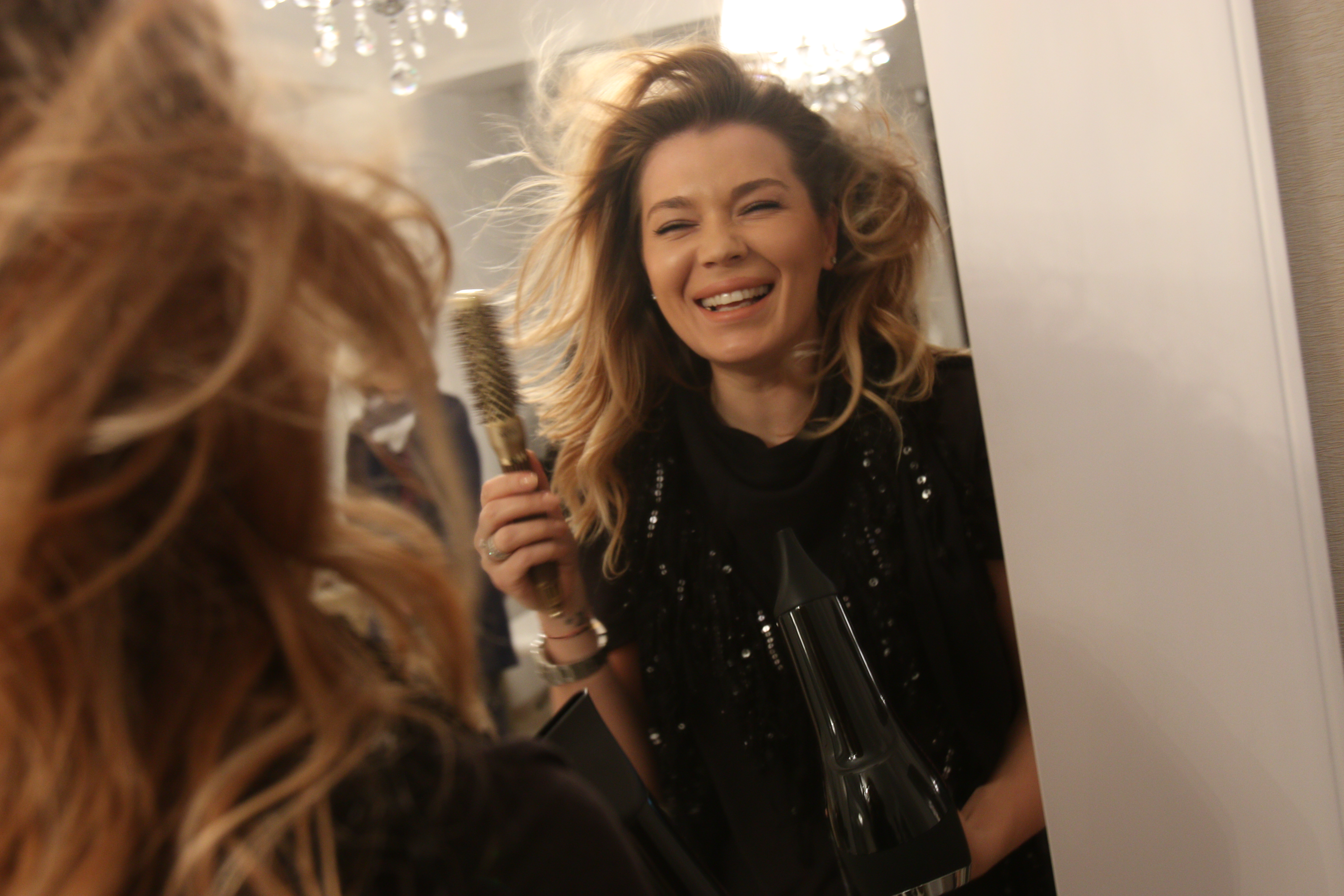 Gina s-a distrat pe cinste la salonul de coafura