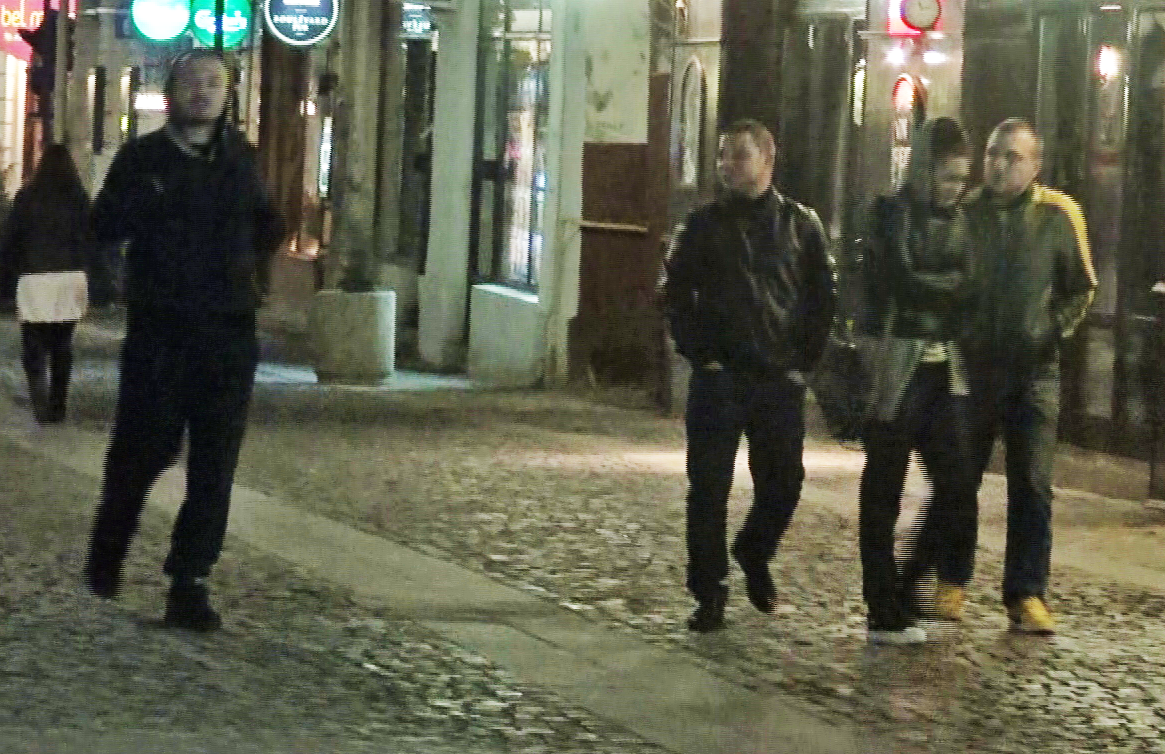 Melinda nu-l sufoca pe Puya atunci cand ies in lume