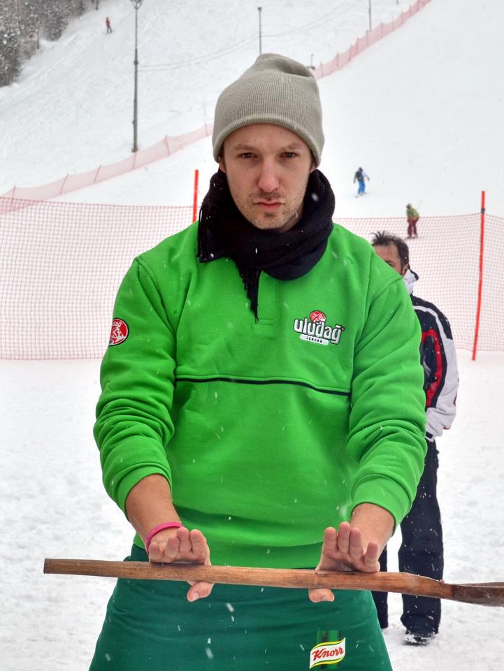 Alex s-a antrenat chiar si pe vremea rea, sfidand zapada de afara foto: arhiva personala