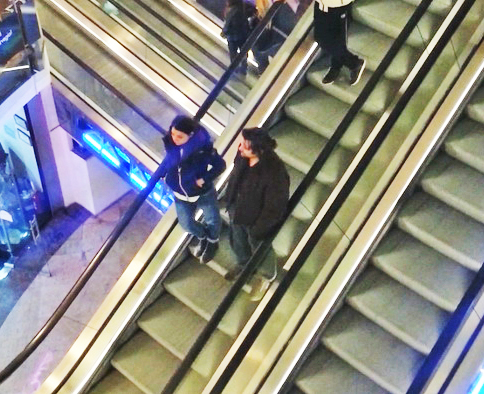 Pe scara rulanta, Florin si Andreea stau la distanta unul de celalalt