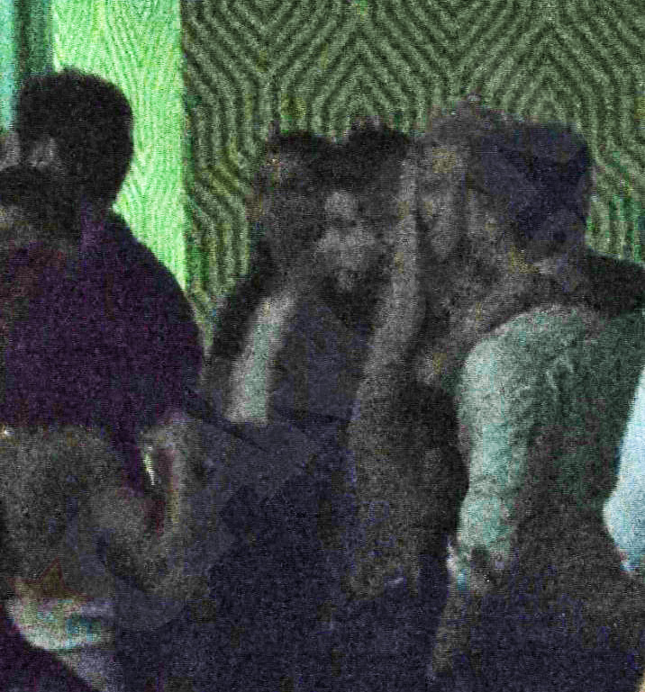 Blonda s-a lipit de partenerul ei ca marca de scrisoare