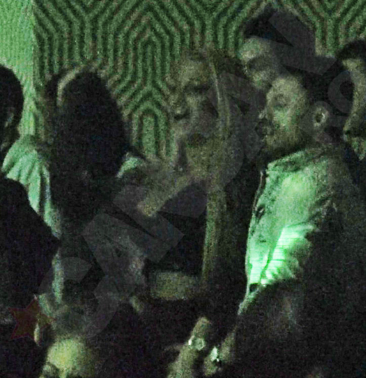 Blonda rade cu gura pana la urechi, semn ca se simte foarte bine in compania tanarului