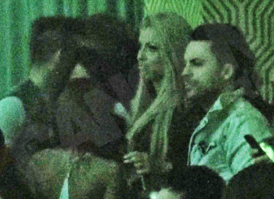 Odata ce a prins curaj, barbatul nu-si mai ia mainile de pe Loredana