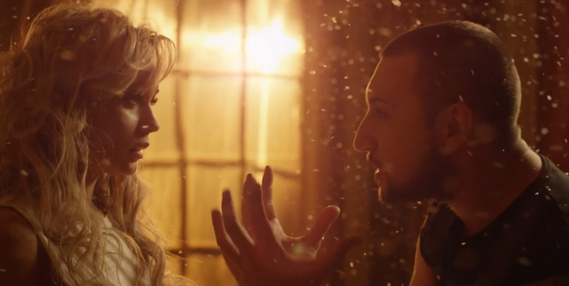 Cantaretul a filmat cu o blonda care seamana leit cu Xonia