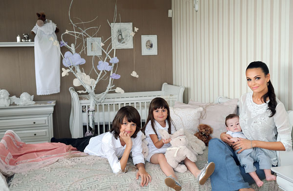 Anca, alaturi de trei dintre copiii sai