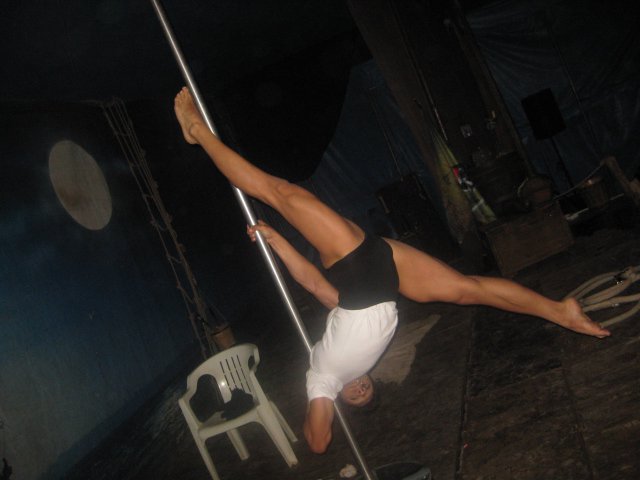 Tanarul se antreneaza de ani buni pentru a avea aceasta mobilitate