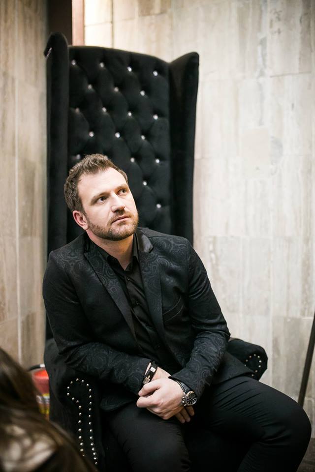 Artistul seamna incredibil de bine cu Gerard Butler, celebrul actor scotian foto: Tutu Ionatan