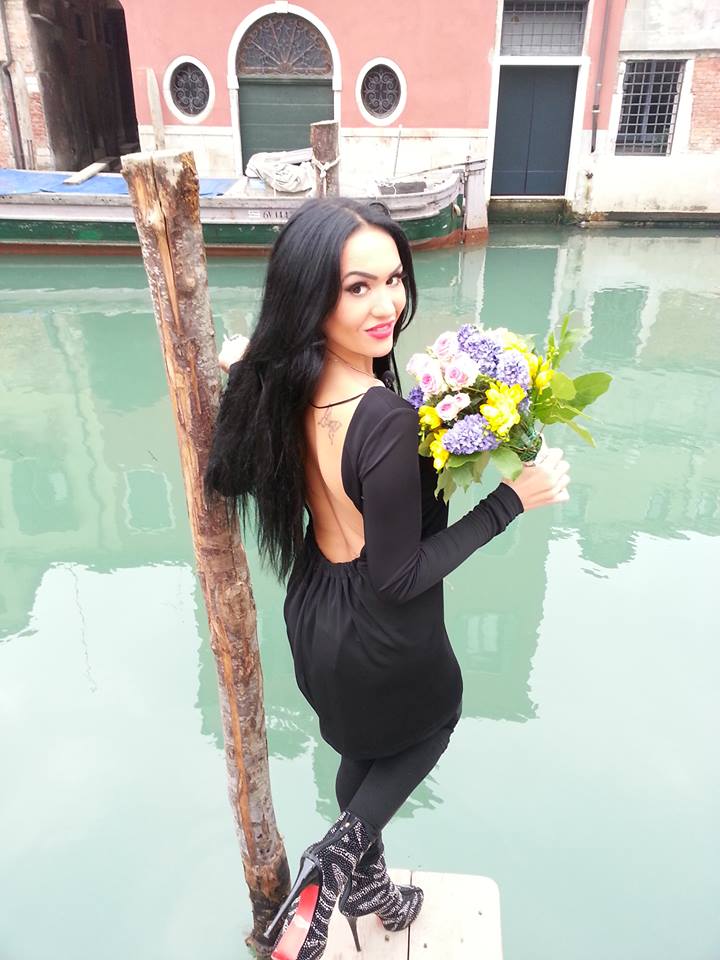 Cantareata nu duce lipsa de admiratori, care ii daruiesc buchete superbe de flori, doar-doar vor reusi sa ii intre in gratii foto: Facebook