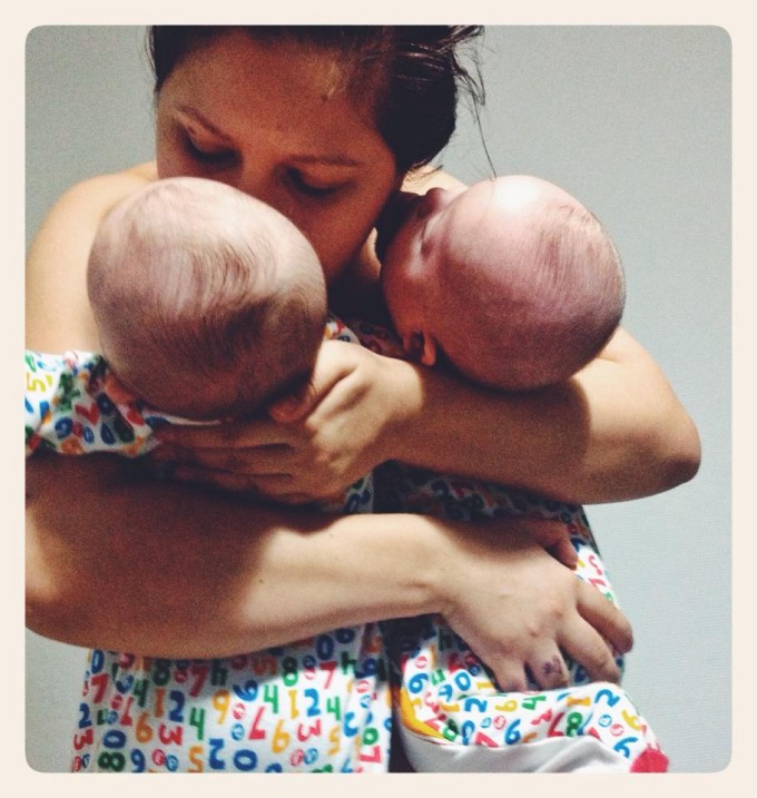 De cand a devenit mamica, Cristina isi dedica tot timpul gemenilor ei foto: Facebook