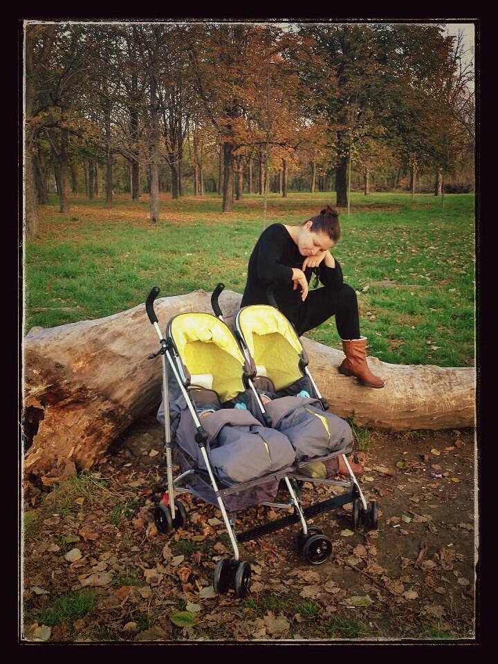 Cantareata adora sa se plimbe in parc cu micutii sai foto: Facebook