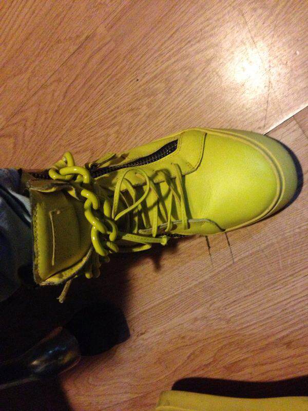 Manelistul a incaltat o pereche de ghete verzi, cu lanturi si fermoare foto: arhiva personala