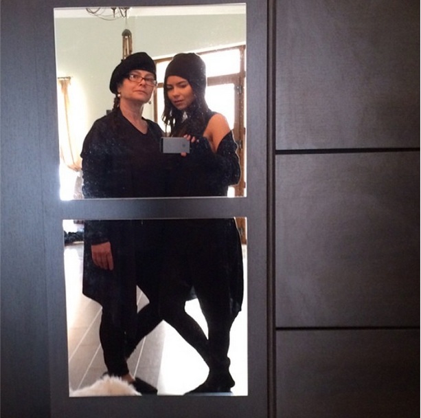 Cantareata are o legatura stransa cu mama ei