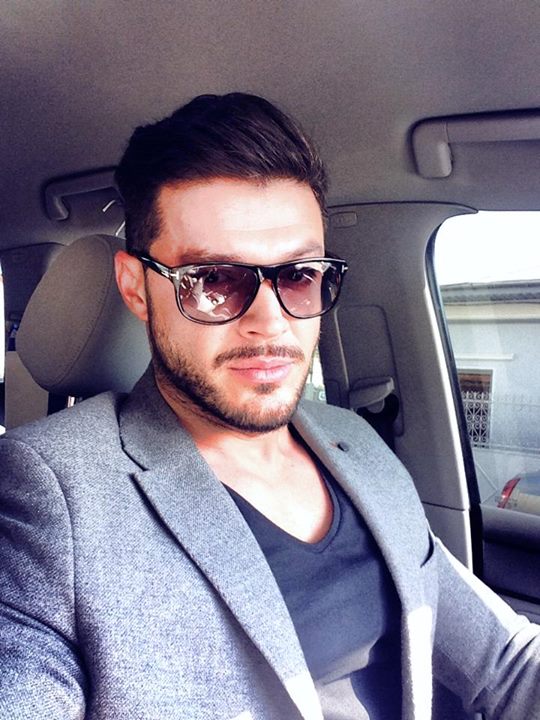 Fanii i-au transmis prezentatorului ca ii pot citi tristetea din ochi, chiar daca poarta ochelari de soare