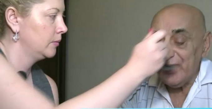 Oana il ingrijeste pe sotul ei ca pe un copil mic