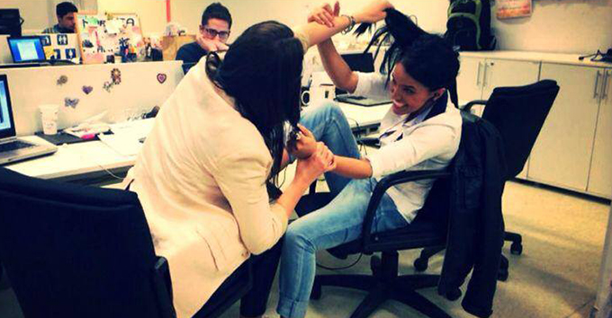 Dupa ce a muscat-o, colega jucausa a tras-o de par