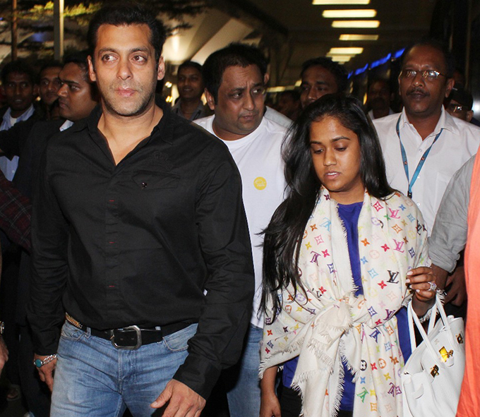 Salman Khan, alaturi de Arpita - sora lui mai mica