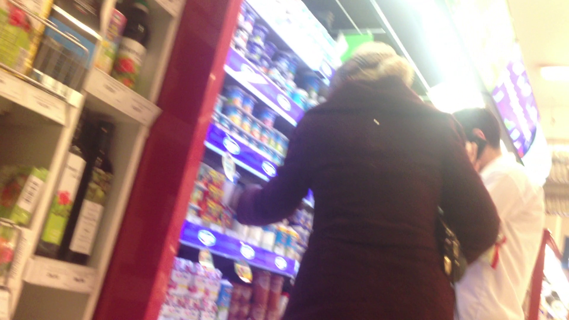 Inainte de a merge la spital la Viorel, Oana s-a oprit sa cumpere iaurturi