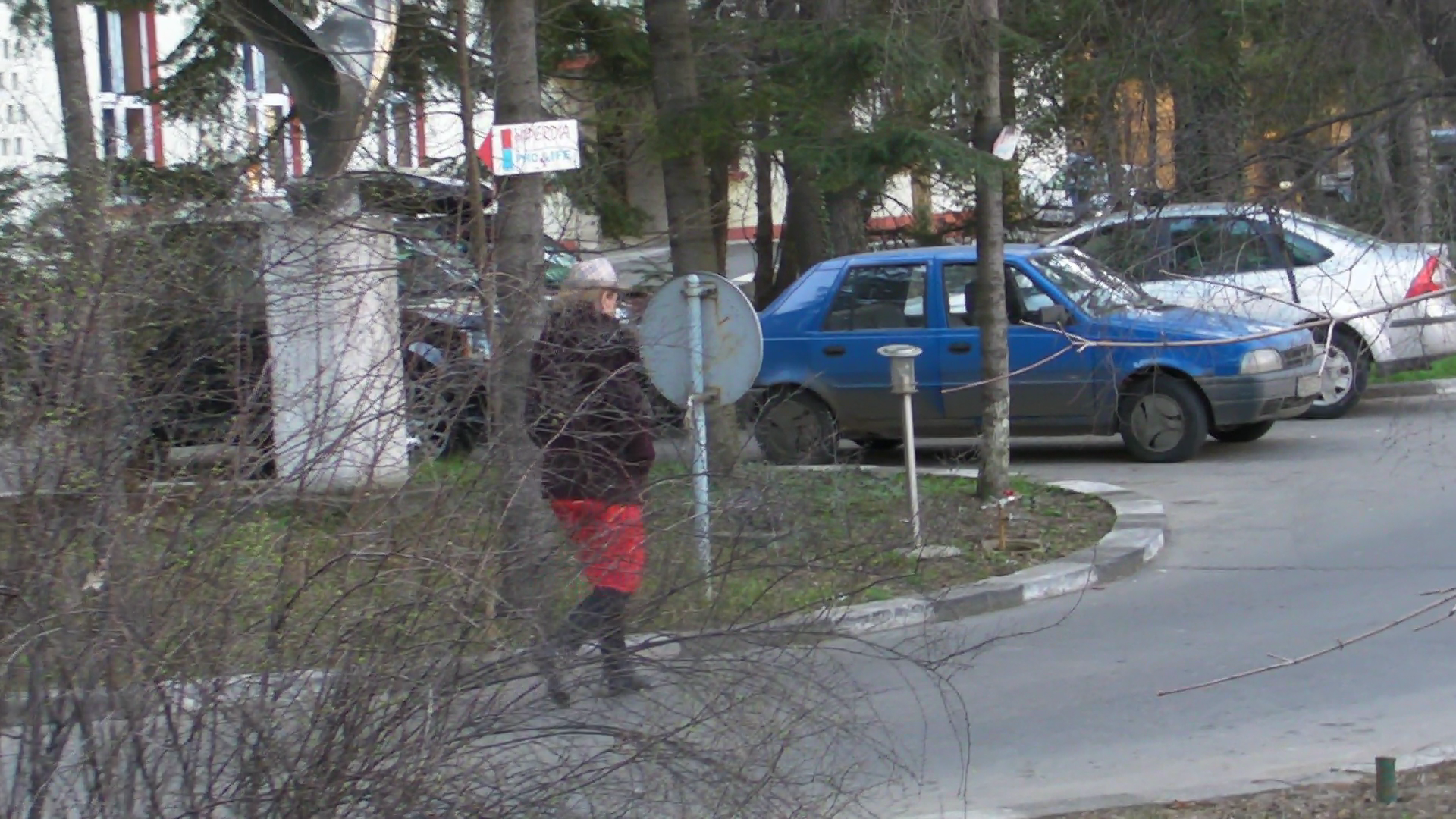 Blondina este extrem de trista si merge numai cu capul in pamant