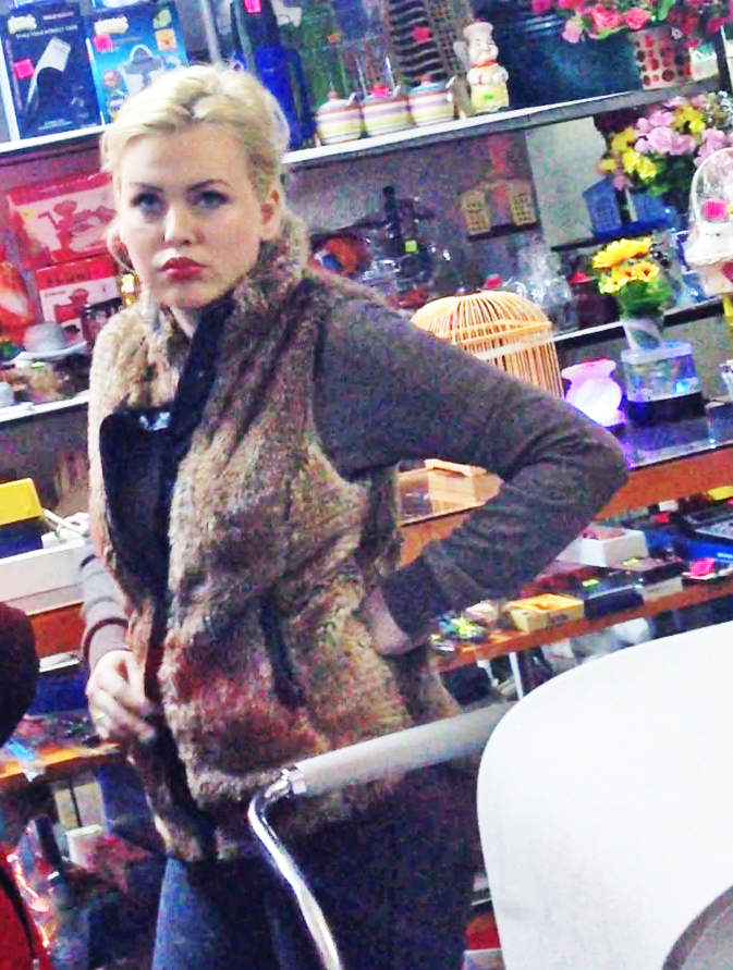 Misha a facut aprovizionarea intr-un magazin cu de toate din cartier