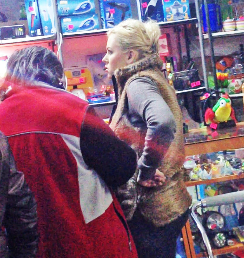 A cumparat pasta de dinti, servetele umede si doua unghiere