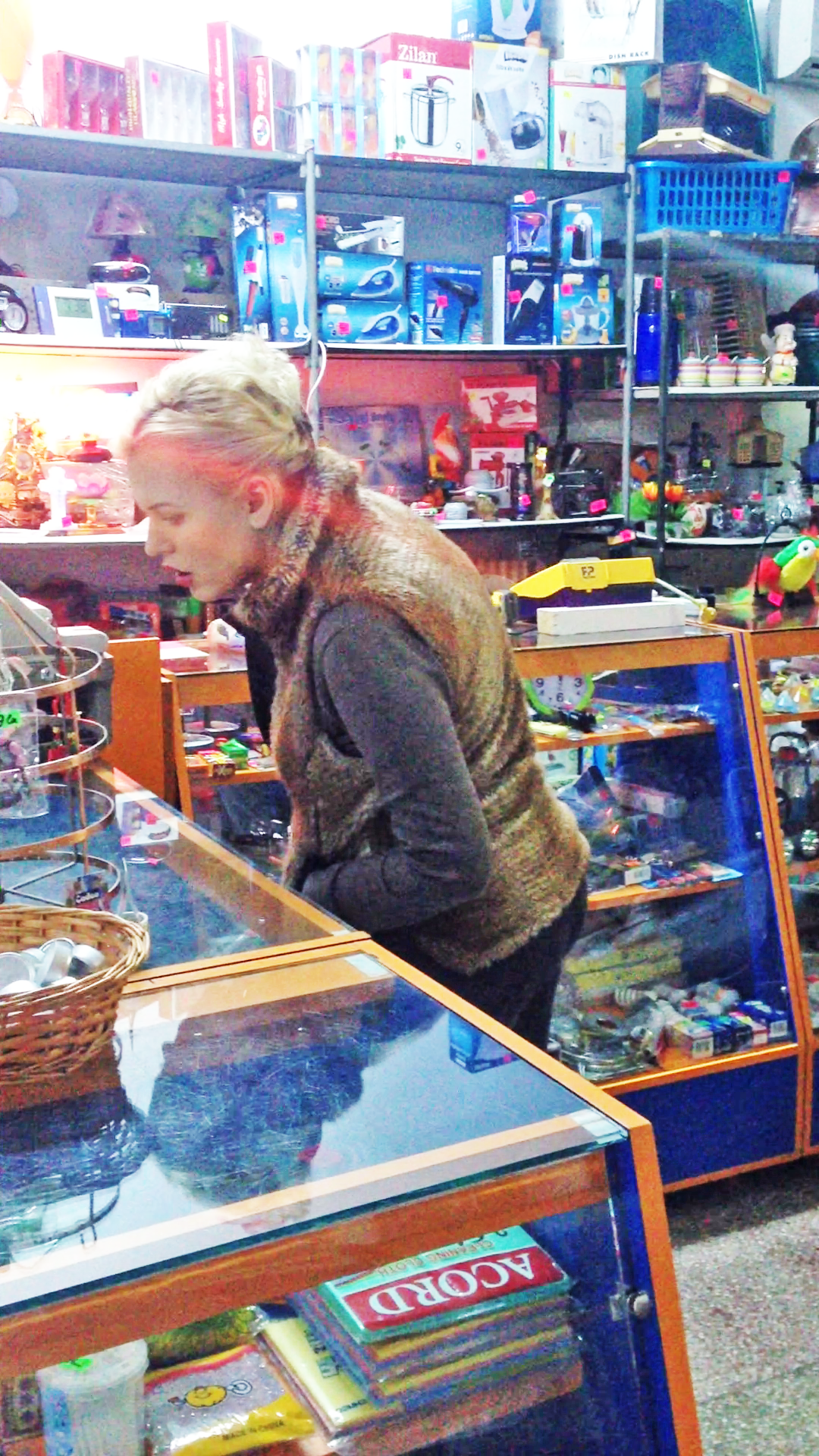 A vrut sa cumpere o veioza, dar s-a abtinut