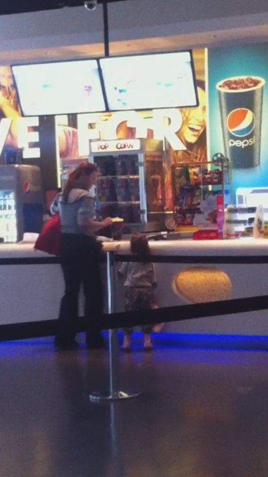 Adriana Nicolae ii cumpara fetitei sale floricele