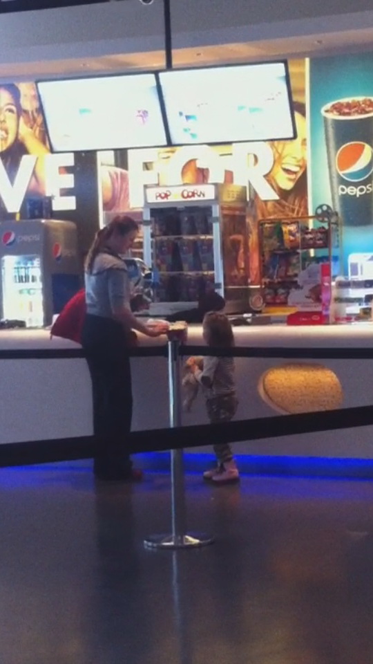 Mult ravnitele floricele ajung in posesia micutei, dar numai pentru scurt timp