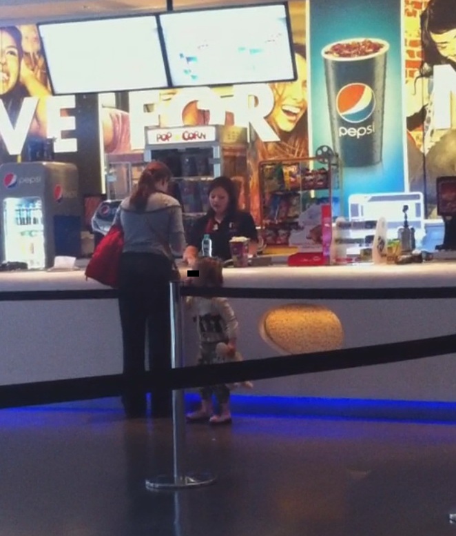 Pe ascuns, pustoiaca mananca floricelele luate de pe jos