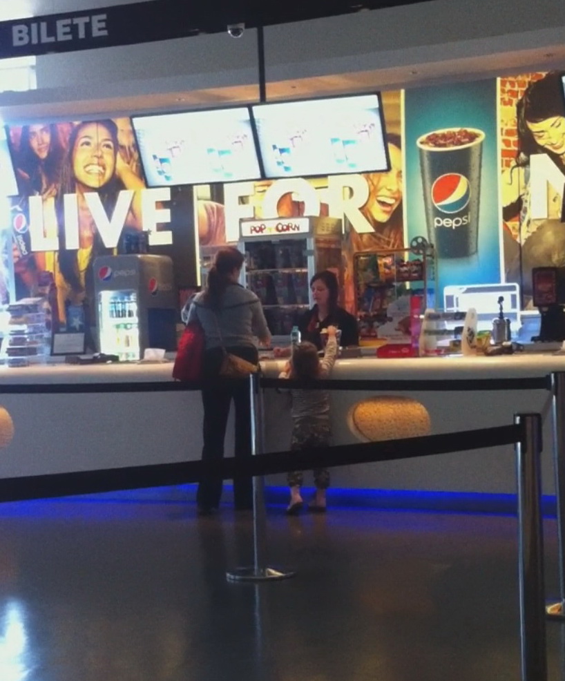 Pofticioasa, copila nu mai asteapta ca mama ei sa-i dea inapoi punga si se ridica pe varfuri sa ajunga la ea