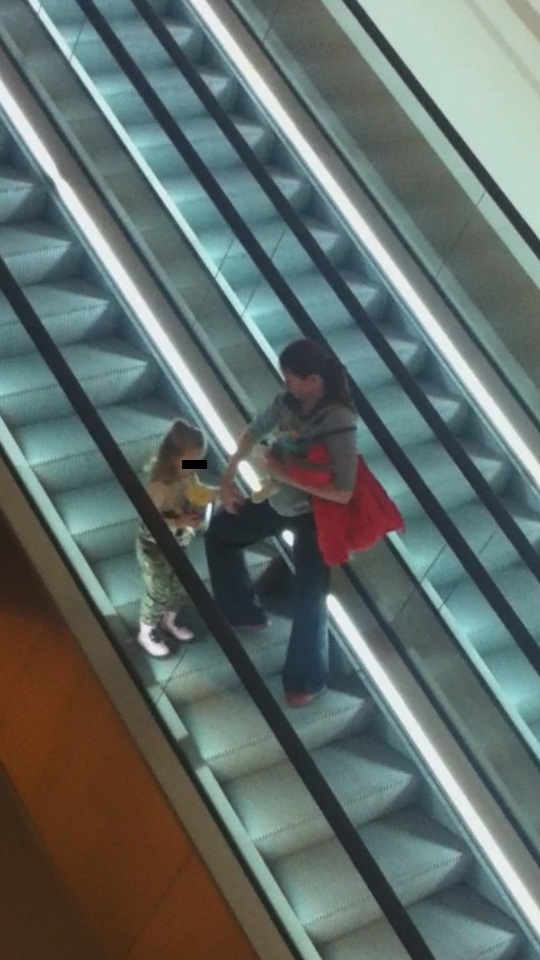 Pana la inceperea filmului, mama si fiica s-au mai plimbat putin prin mall