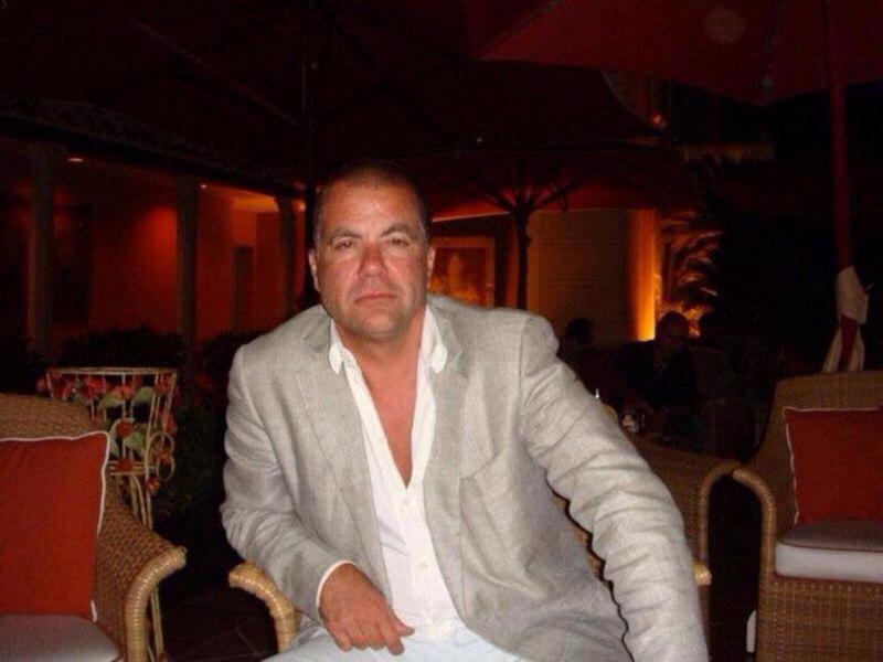 Barbatul a incercat sa iasa cu mai multe tinere din Romania