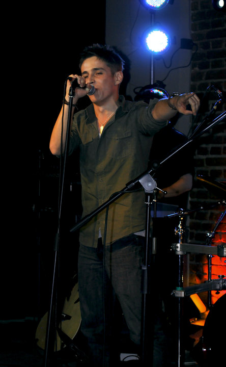 In adolescenta, Andrei a cantat si pe o lada de bere foto: Facebook