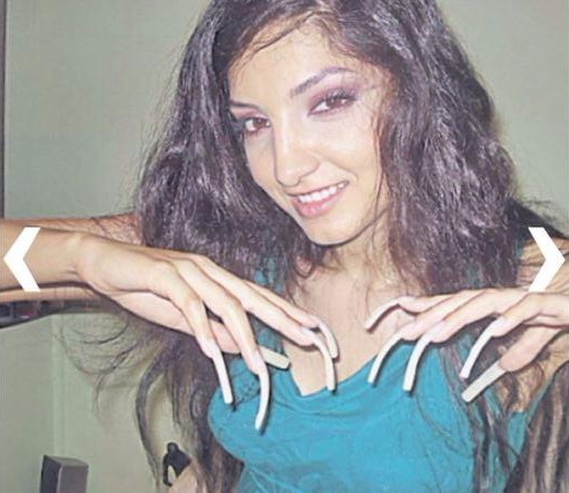 Tanara este foarte mandra de unghiile false pe care le are