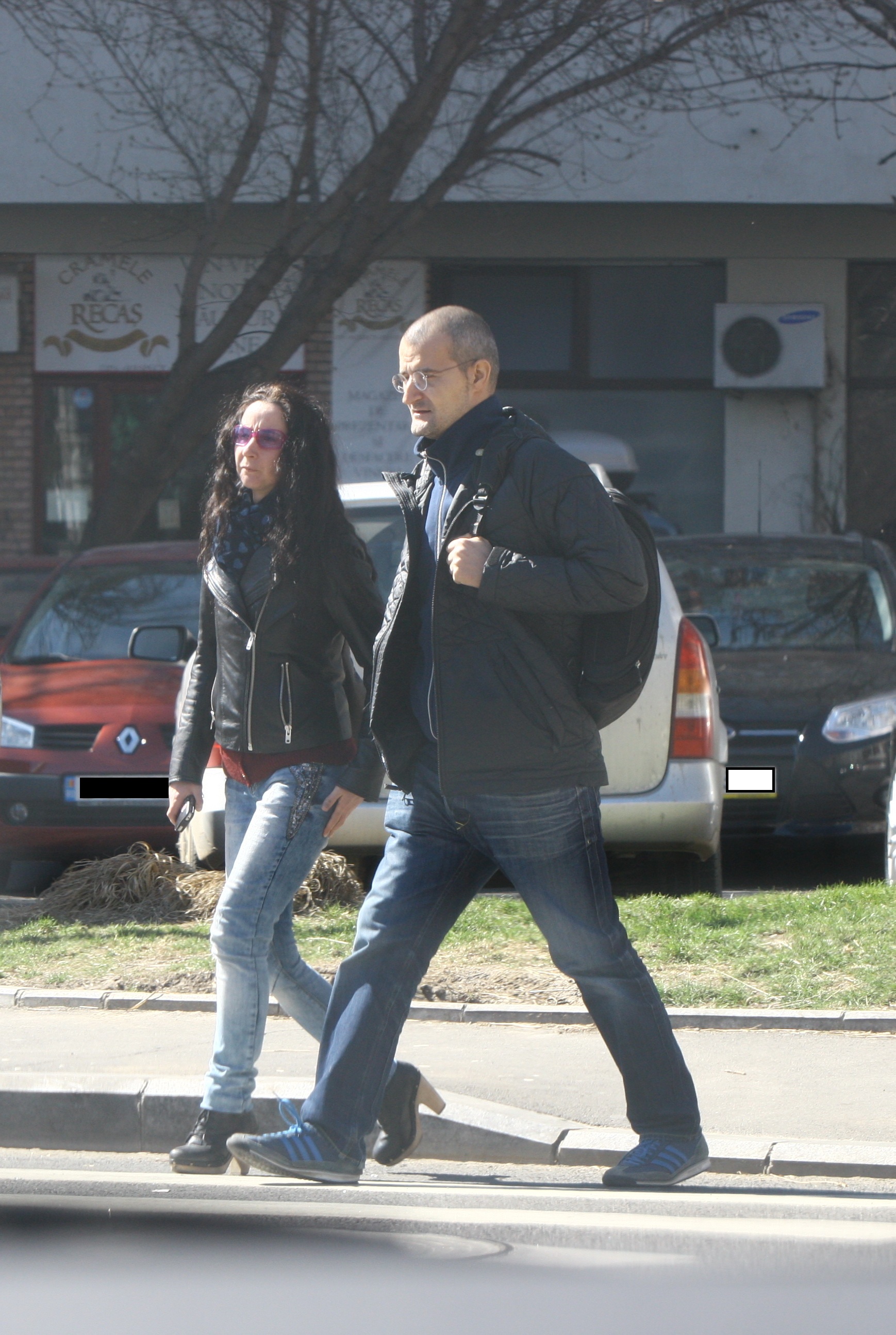 Cei doi au cautat o farmacie