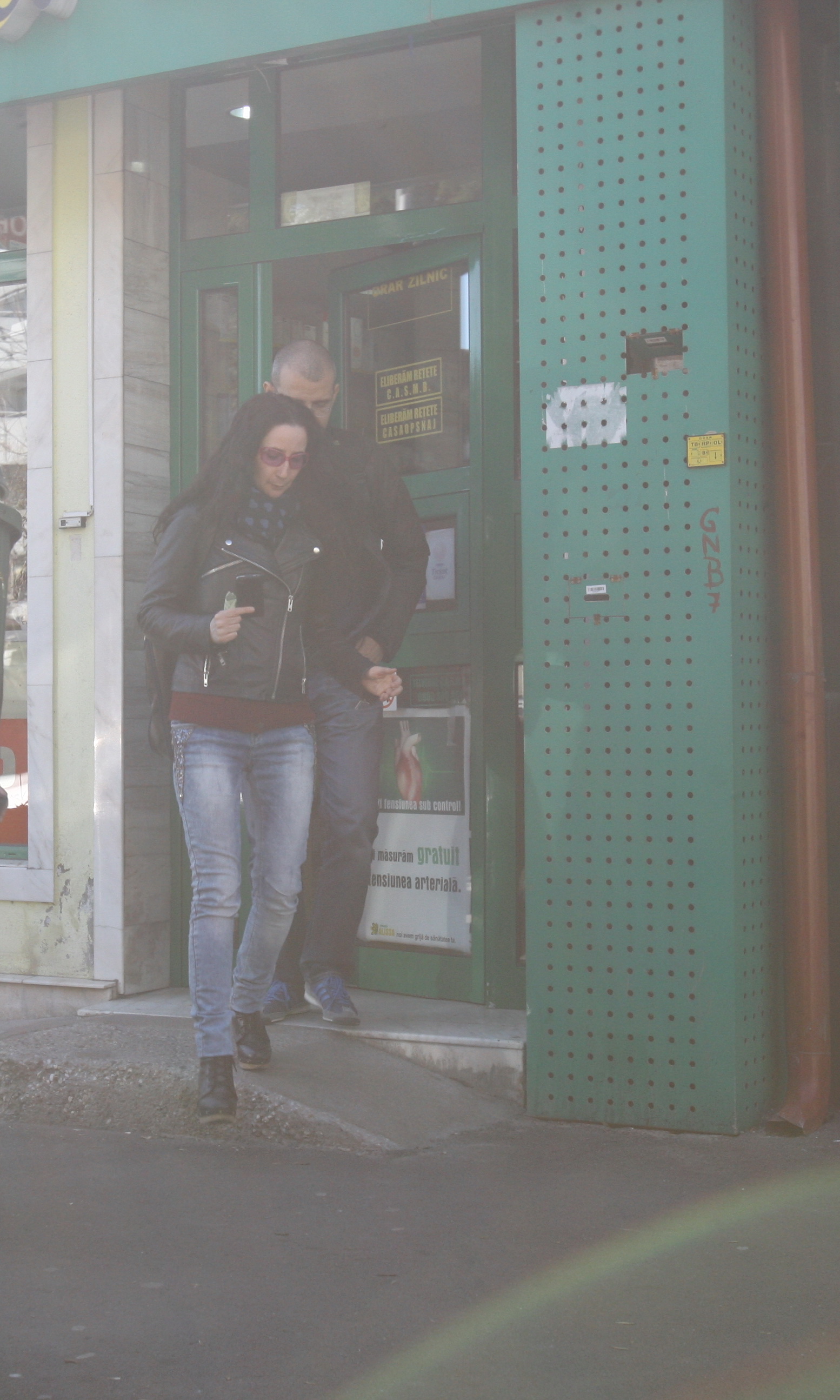 Artistul si insotitoarea lui au intrat in farmacie, de unde au cumparat cateva produse