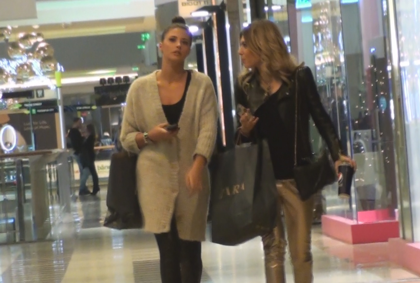 Cele doua cantarete isi petrec timpul impreuna. Aici au fost la mall