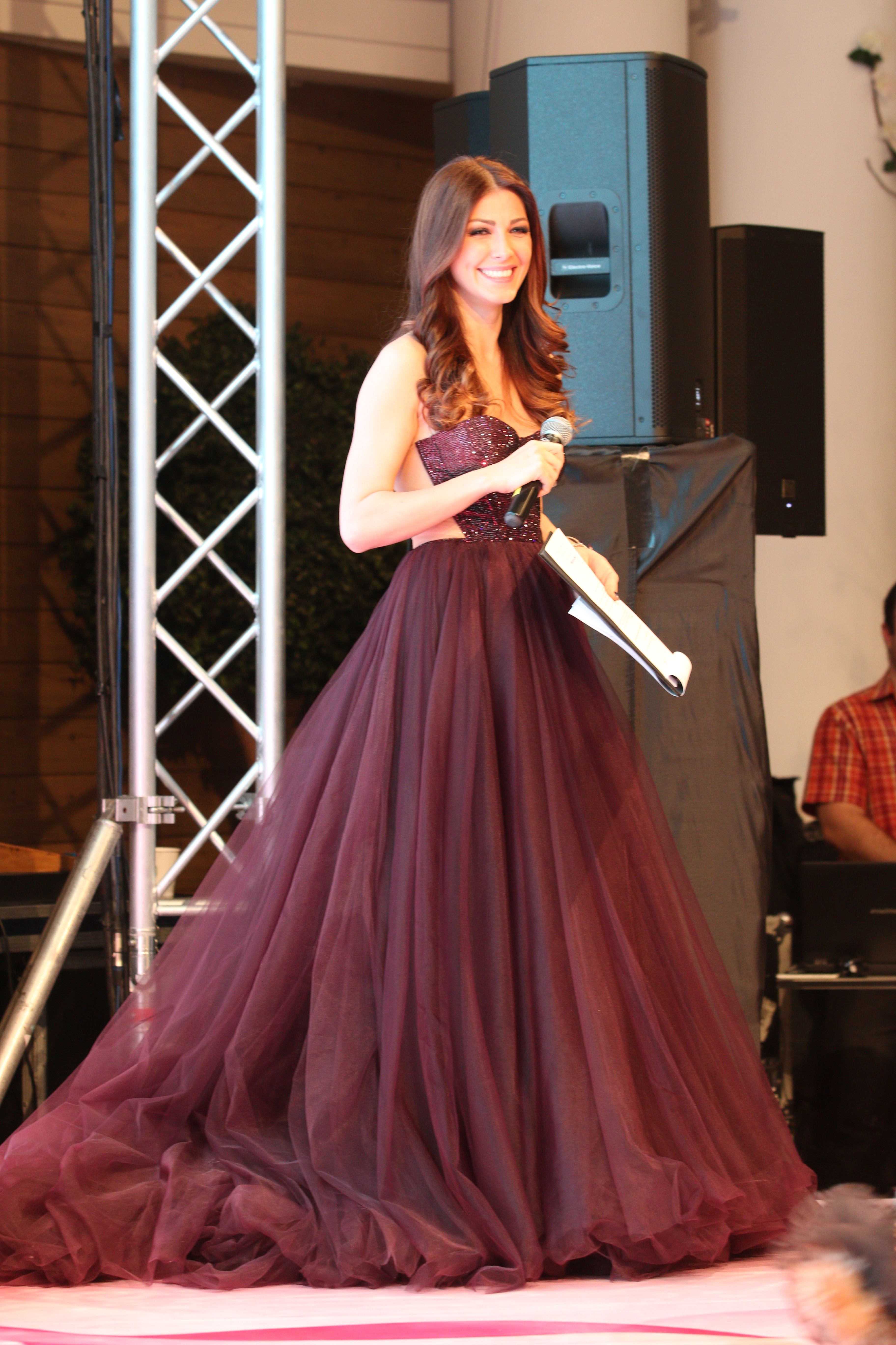 De cand nu mai prezinta nicio emisiune tv, Ilinca are rolul de gazda la diverse evenimente