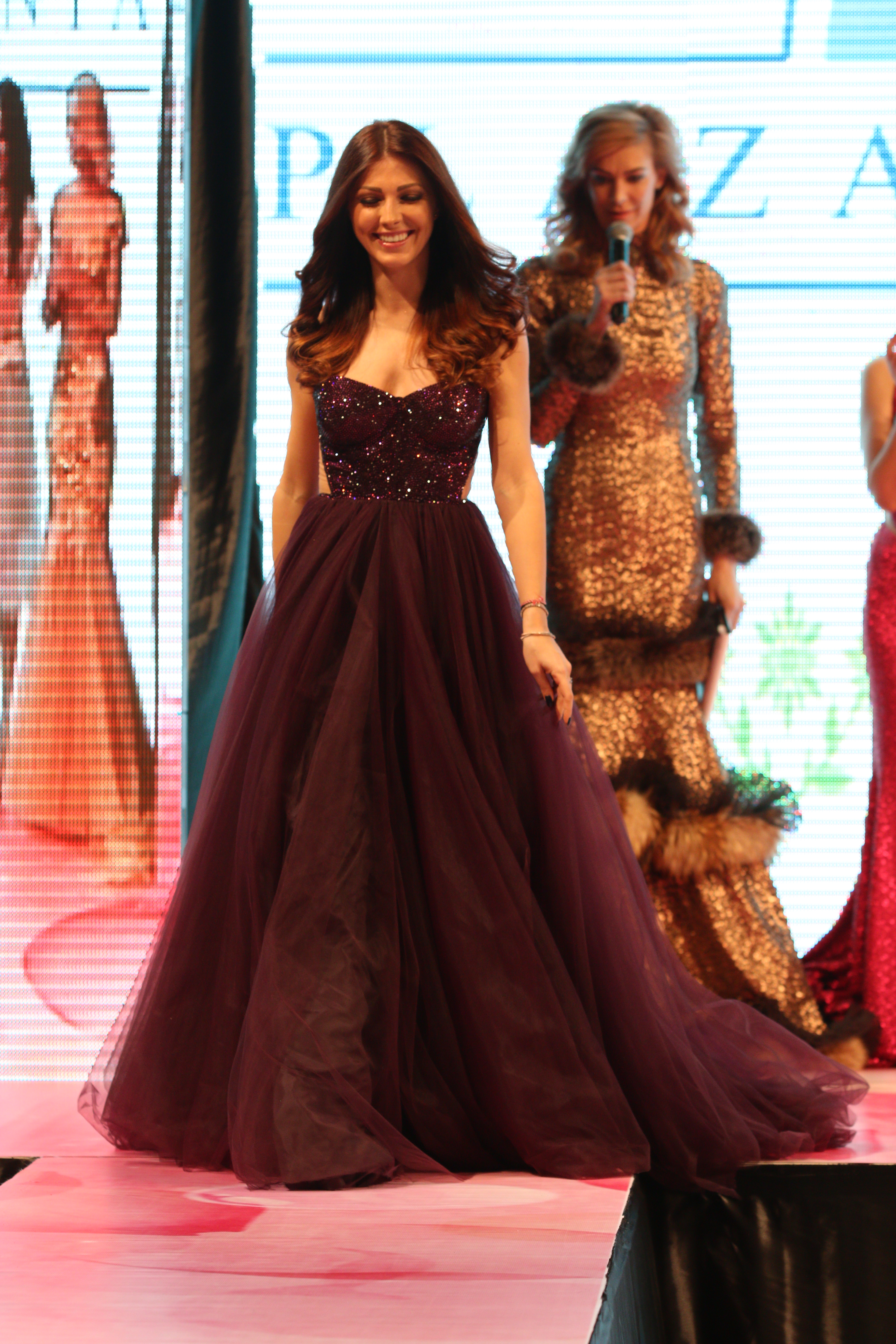 Ilinca a defilat alaturi de celelalte vedete pentru o strangere de fonduri