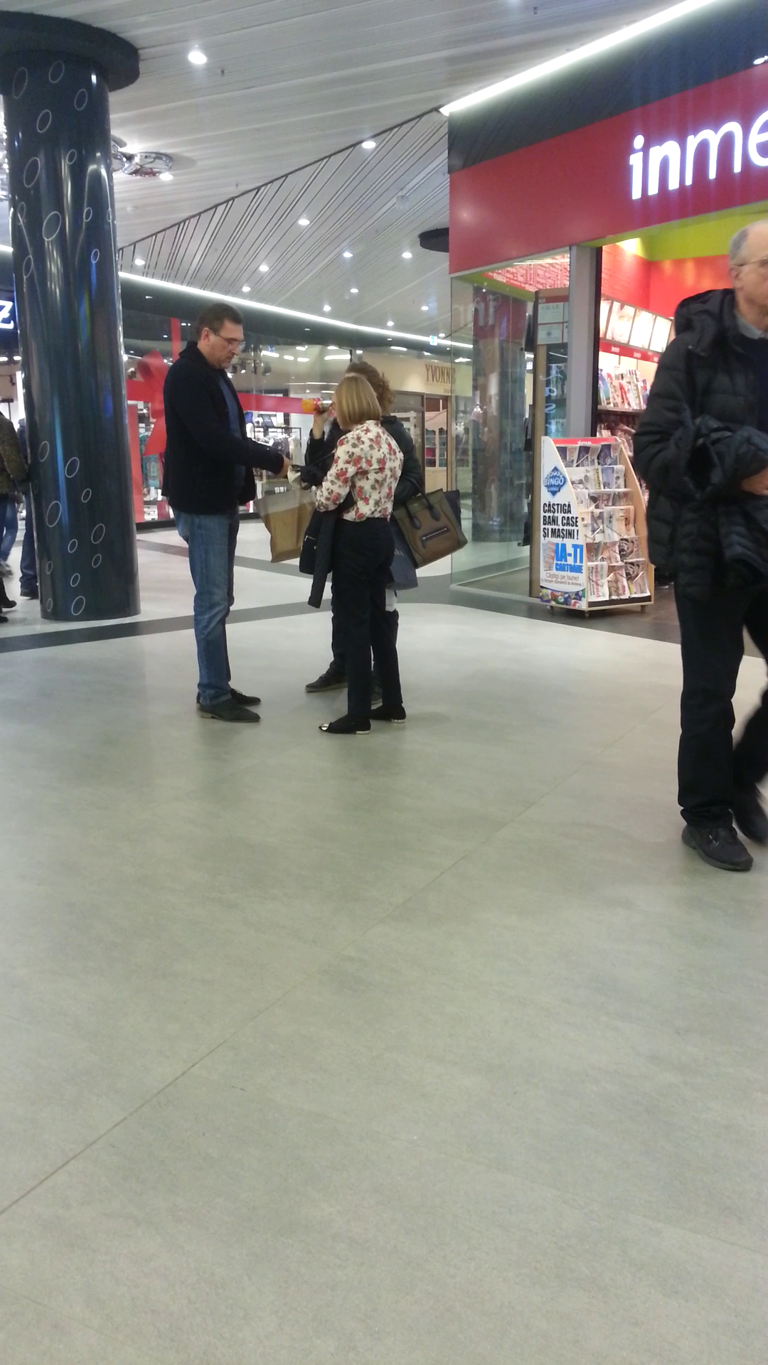 Dupa ce a colindat tot mall-ul, in lung si-n lat, Gabi Szabo s-a intalnit si cu sotul ei